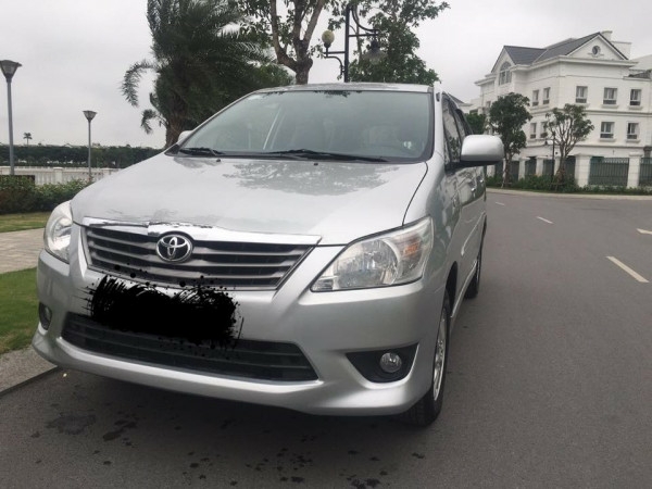 Nhà cần bán Innova 2012 màu bạc số sàn xe đẹp không suy nghĩ nhé