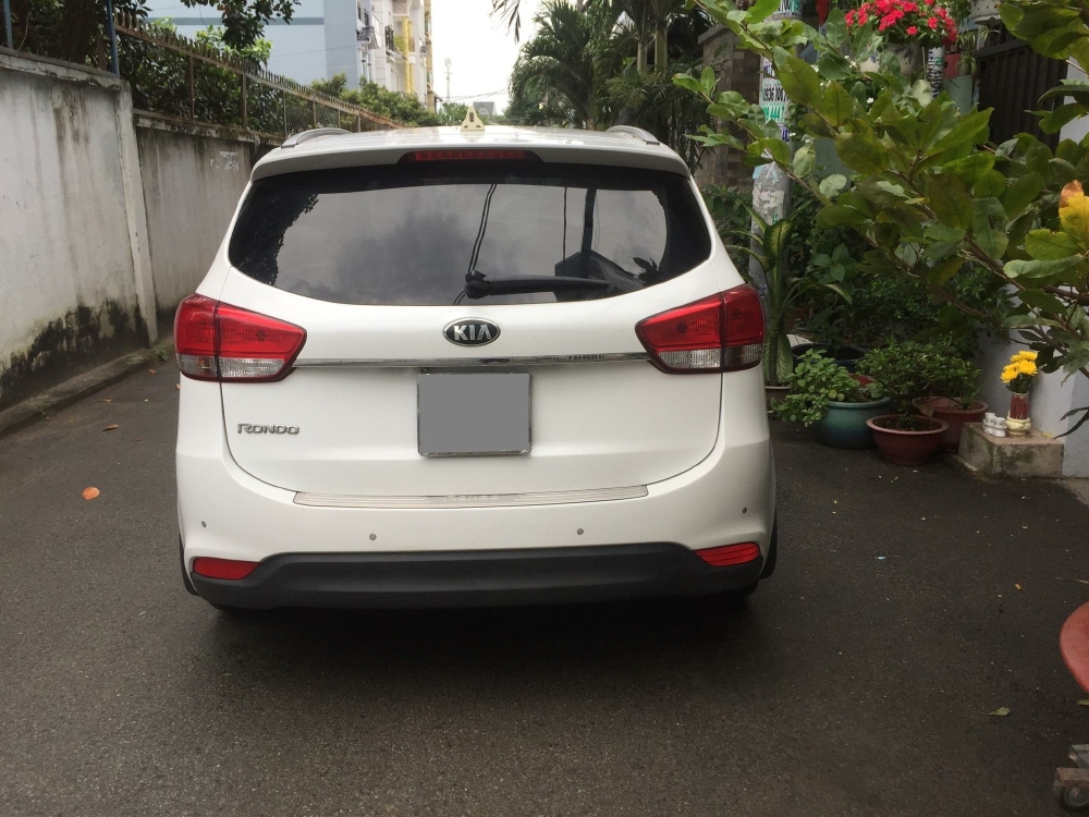 Cần bán xe Kia Rondo 2016 số tự động máy xăng, xe màu trắng còn rất mới