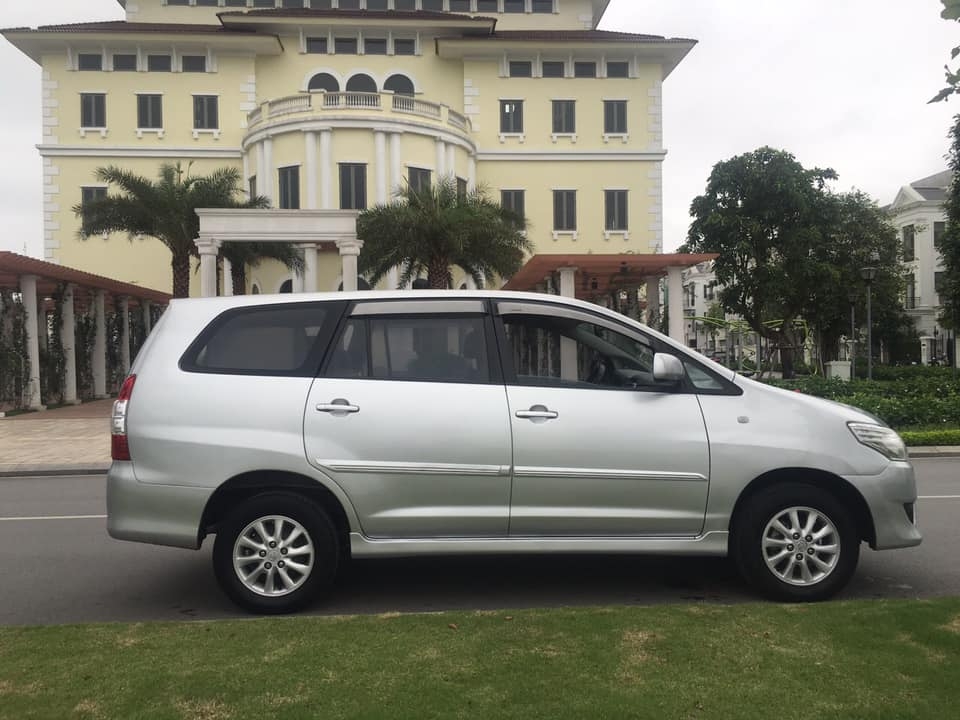 Nhà cần bán Innova 2012 màu bạc số sàn xe đẹp không suy nghĩ nhé.