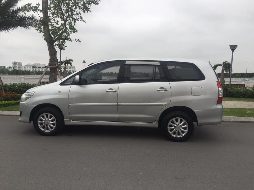Nhà cần bán Innova 2012 màu bạc số sàn xe đẹp không suy nghĩ nhé.