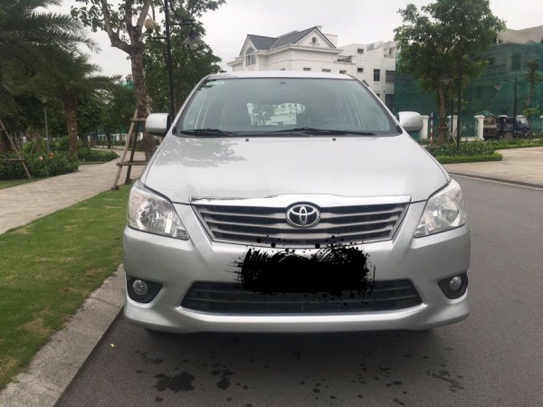 Nhà cần bán Innova 2012 màu bạc số sàn xe đẹp không suy nghĩ nhé
