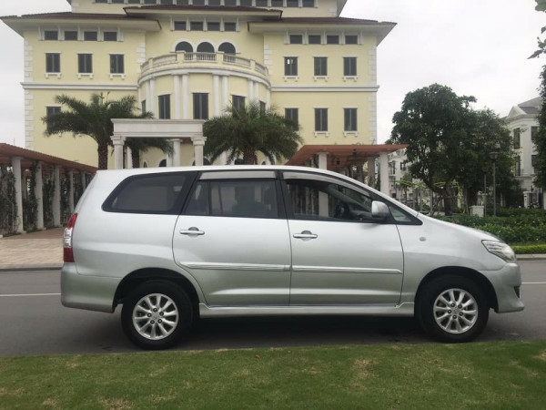 Nhà cần bán Innova 2012 màu bạc số sàn xe đẹp không suy nghĩ nhé