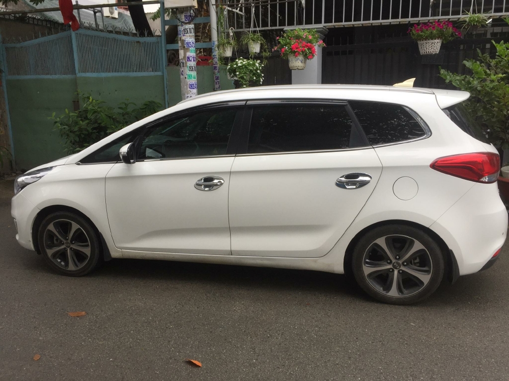 Cần bán xe Kia Rondo 2016 số tự động máy xăng, xe màu trắng còn rất mới