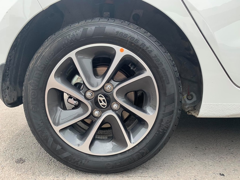 Bán Hyundai I10 số sàn 2019 bảng 1.2 màu trắng full option.