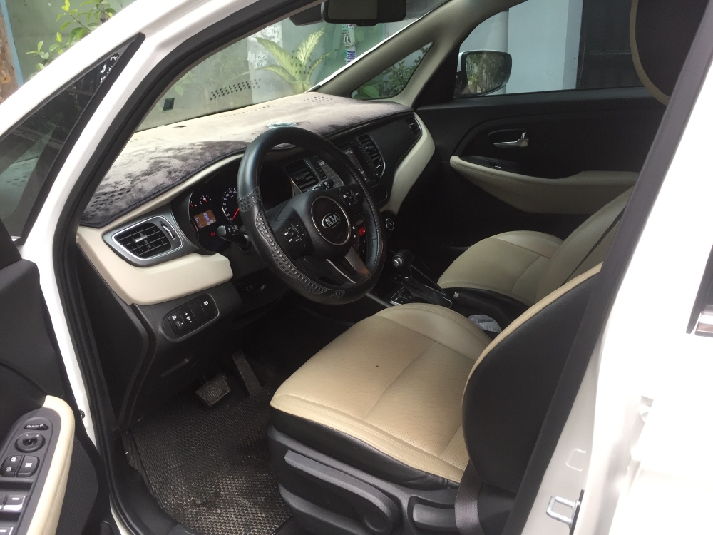 Cần bán xe Kia Rondo 2016 số tự động máy xăng, xe màu trắng còn rất mới