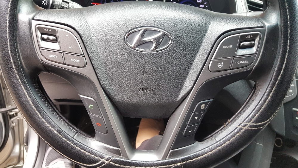 Hãng bán santafe full xăng 2015, màu bạc, đúng chất, biển TP, giá TL, hổ trợ góp