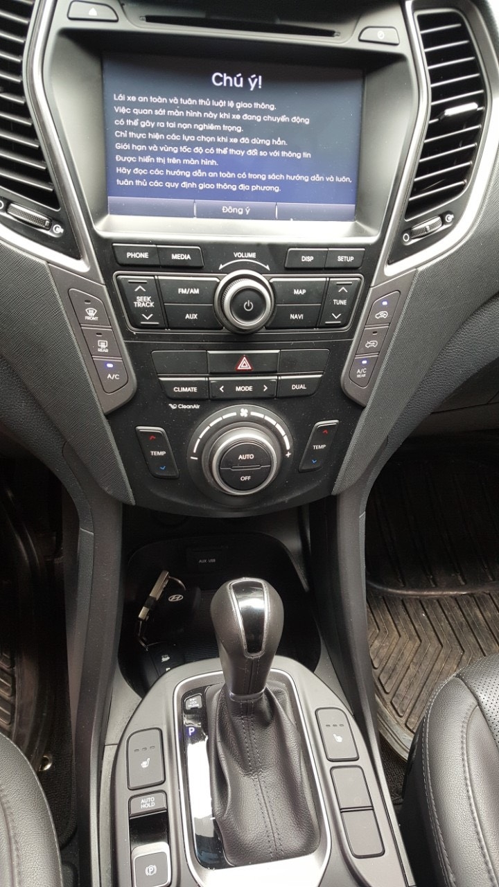 Hãng bán santafe full xăng 2015, màu bạc, đúng chất, biển TP, giá TL, hổ trợ góp