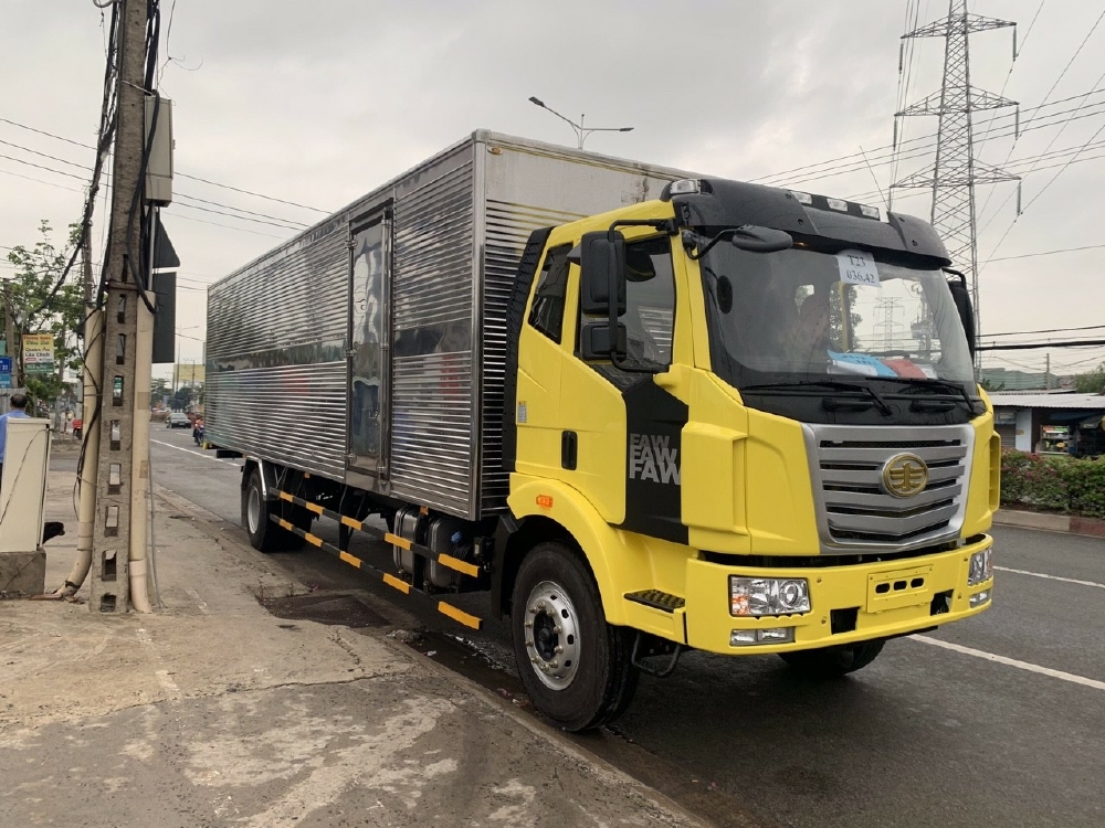 xe tải faw 7.3 tấn thùng dài 9m7-trả trước 300 triệu nhận xe
