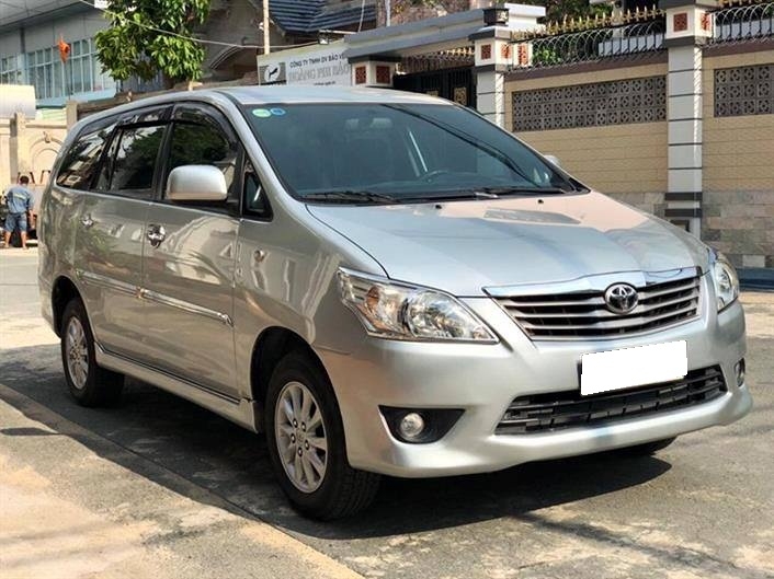Cần bán xe Innova 2012, số sàn, màu bạc, còn mới tinh