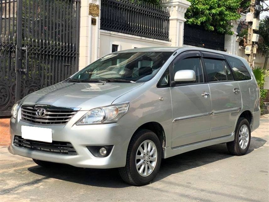 Cần bán xe Innova 2012, số sàn, màu bạc, còn mới tinh