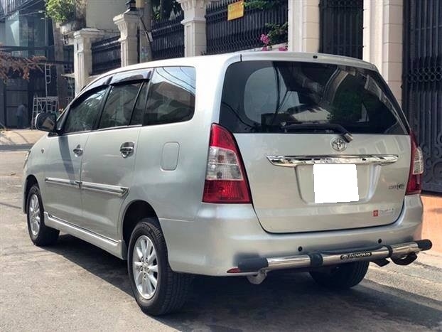 Cần bán xe Innova 2012, số sàn, màu bạc, còn mới tinh