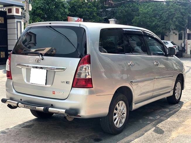 Cần bán xe Innova 2012, số sàn, màu bạc, còn mới tinh