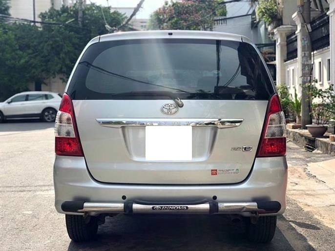 Cần bán xe Innova 2012, số sàn, màu bạc, còn mới tinh
