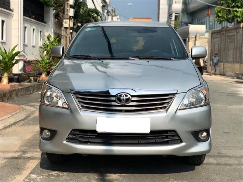 Cần bán xe Innova 2012, số sàn, màu bạc, còn mới tinh