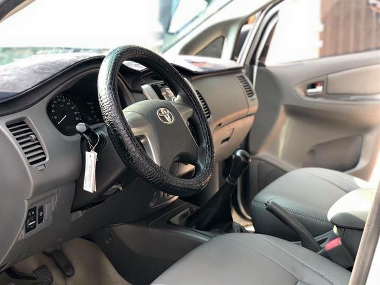 Cần bán xe Innova 2012, số sàn, màu bạc, còn mới tinh