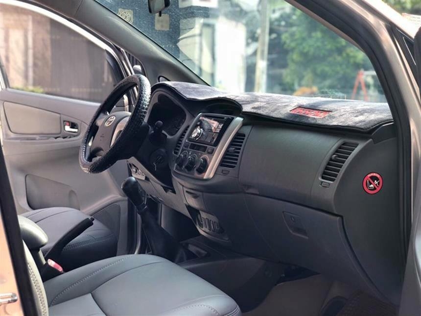 Cần bán xe Innova 2012, số sàn, màu bạc, còn mới tinh