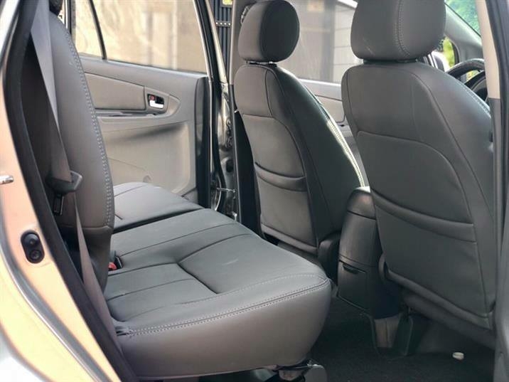Cần bán xe Innova 2012, số sàn, màu bạc, còn mới tinh