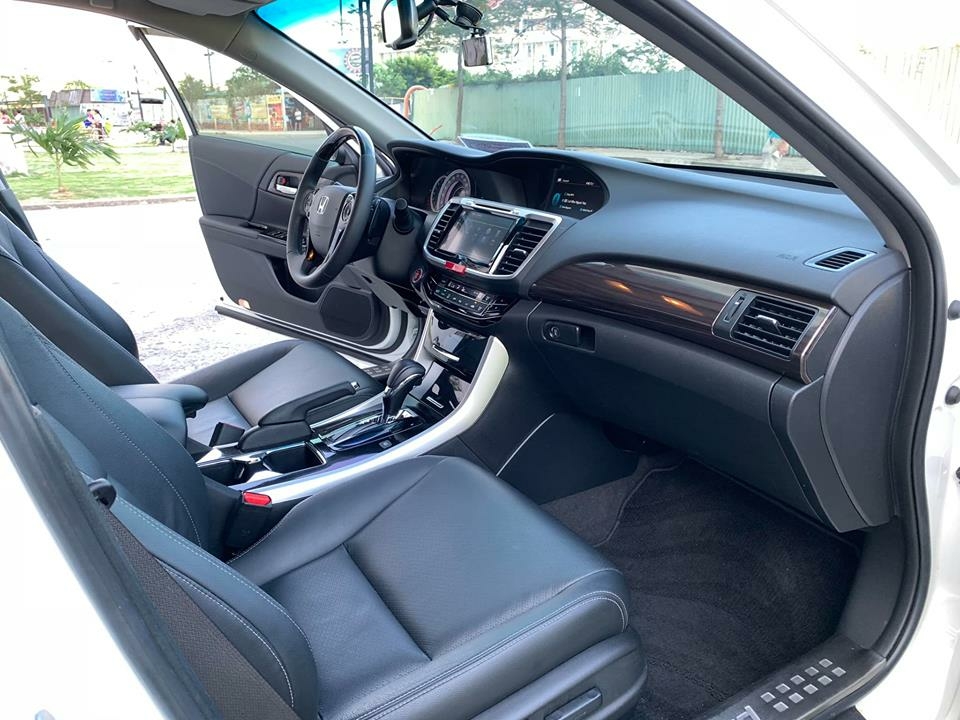 Gia đình cần bán xe Accord 2019, số tự động, bản 2.4