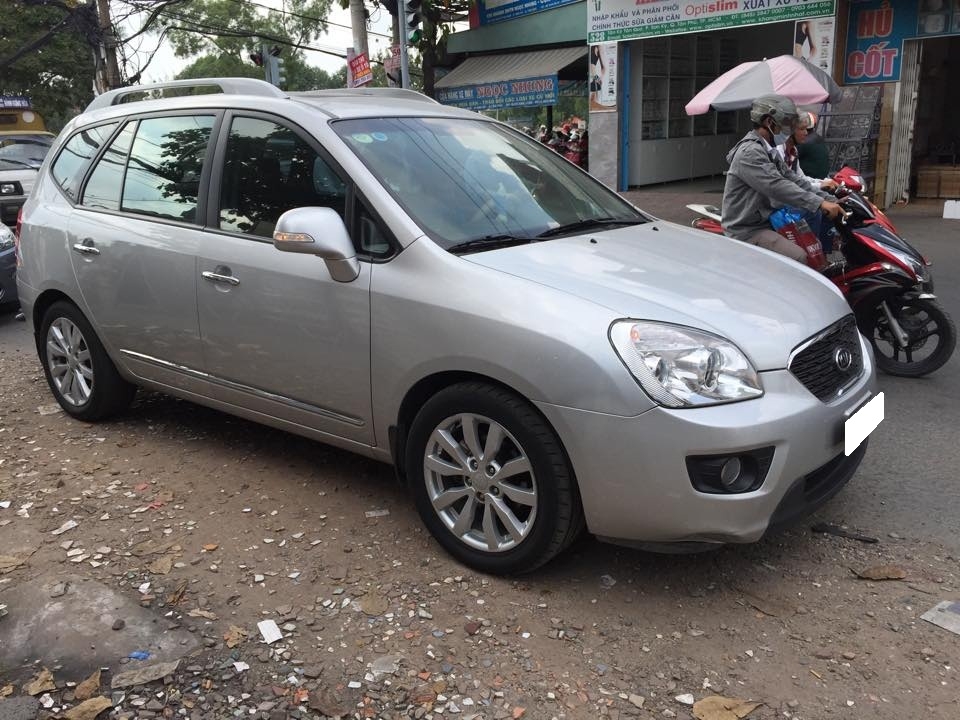 Cần tiền xây nhà bán gấp xe Kia Carens đời 2012, số sàn, màu bạc