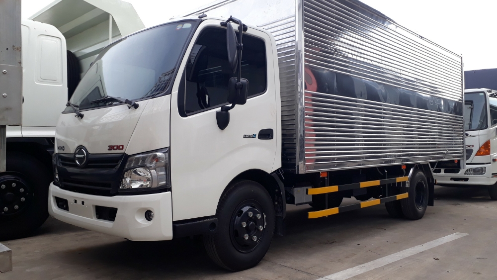 Giá xe tải Hino 5 tấn thùng kín - Mua xe tặng ngay 100 Lít dầu