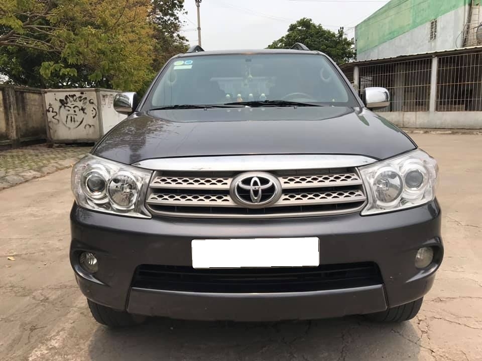 Cần bán xe Fortuner 2009, số sàn, máy dầu, màu xám gia đình sử dụng