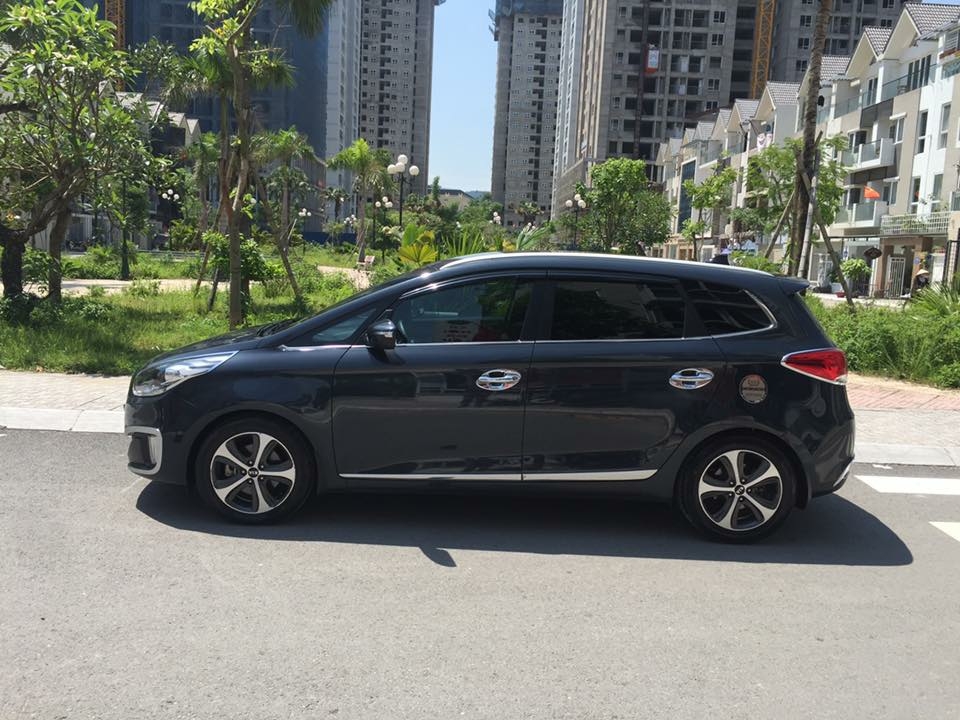 Gia đình cần bán xe Kia Rondo máy dầu 2017 màu xám