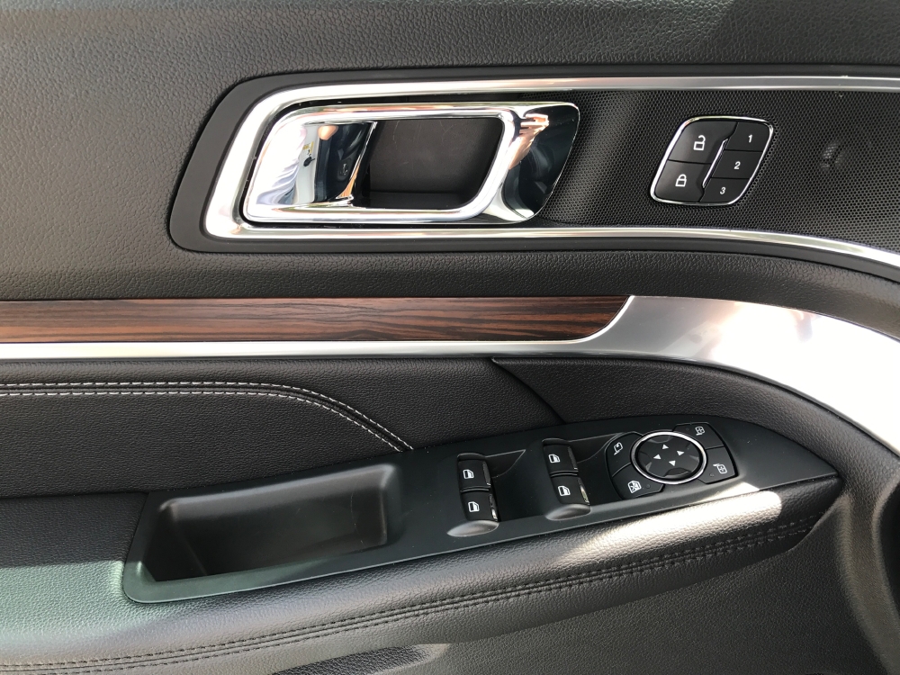Ford Explorer 2019 trắng