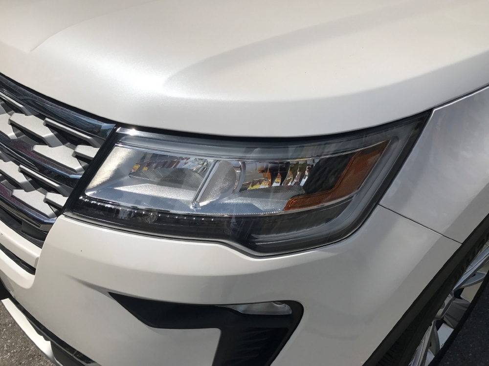 Ford Explorer 2019 trắng