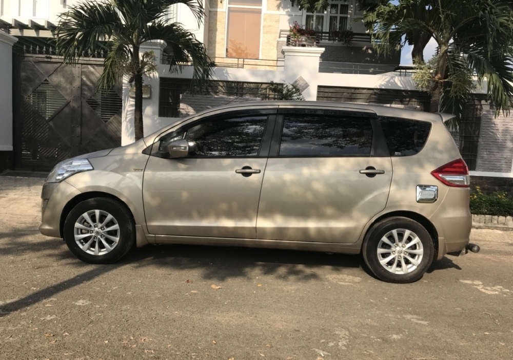 Cần bán xe Suzuki Eartiga 2014 số tự động 7 chỗ, màu vàng cát