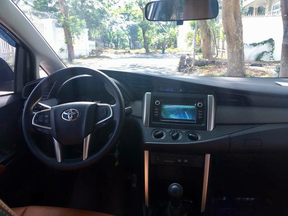 Kẹt tiền bán gấp innova 2017, số sàn, màu xám