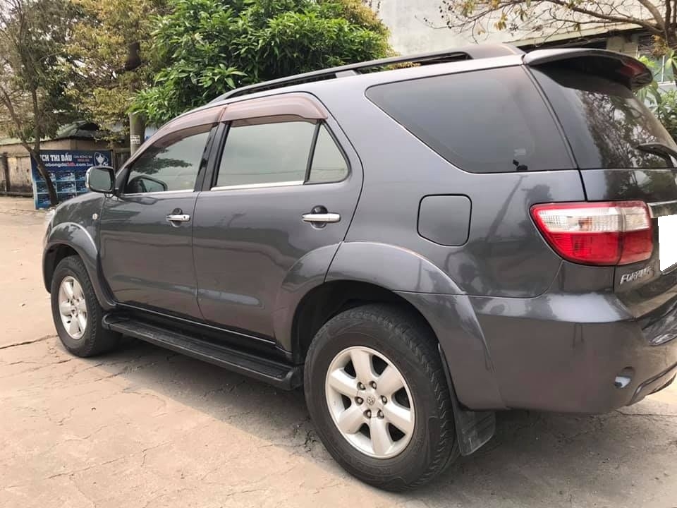 Cần bán xe Fortuner 2009, số sàn, máy dầu, màu xám gia đình sử dụng