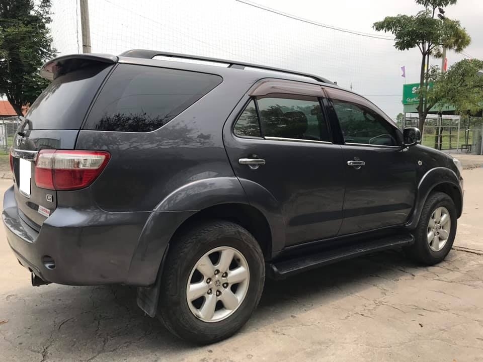 Cần bán xe Fortuner 2009, số sàn, máy dầu, màu xám gia đình sử dụng