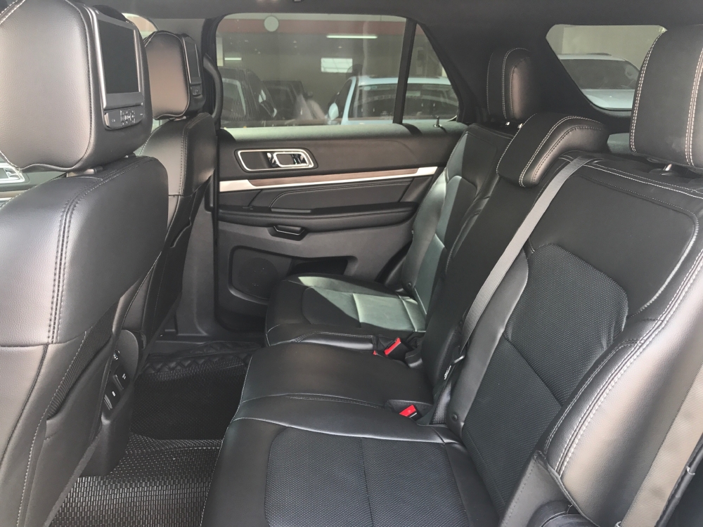 Ford Explorer 2019 trắng