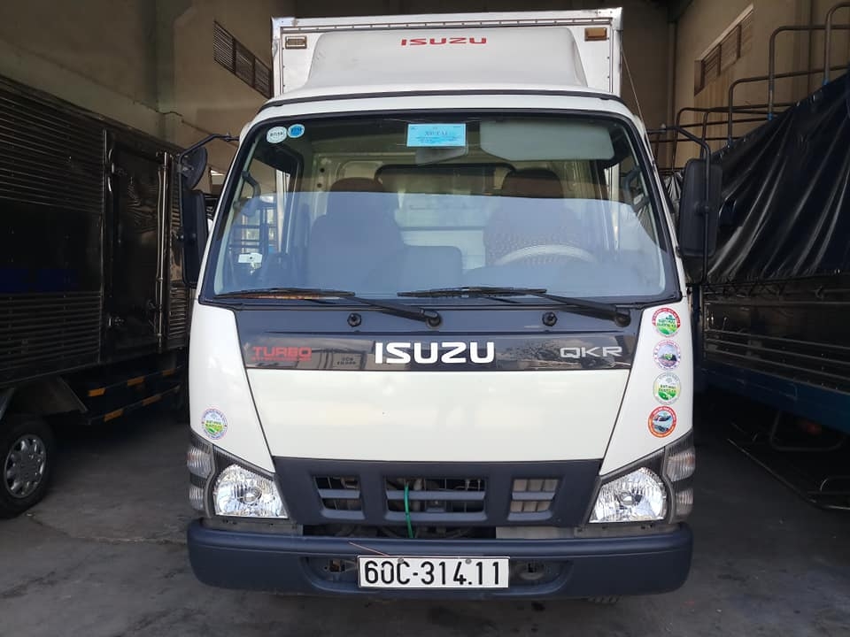 cần bán xe tải isuzu QKR đời 2016 tải 1,85 tấn thùng kín giá tốt trã góp