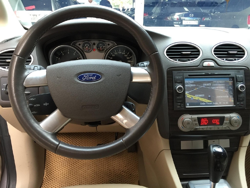 Bán Ford Focus 2012 tự động bản 2.0 màu ghi vàng xe rất đẹp.