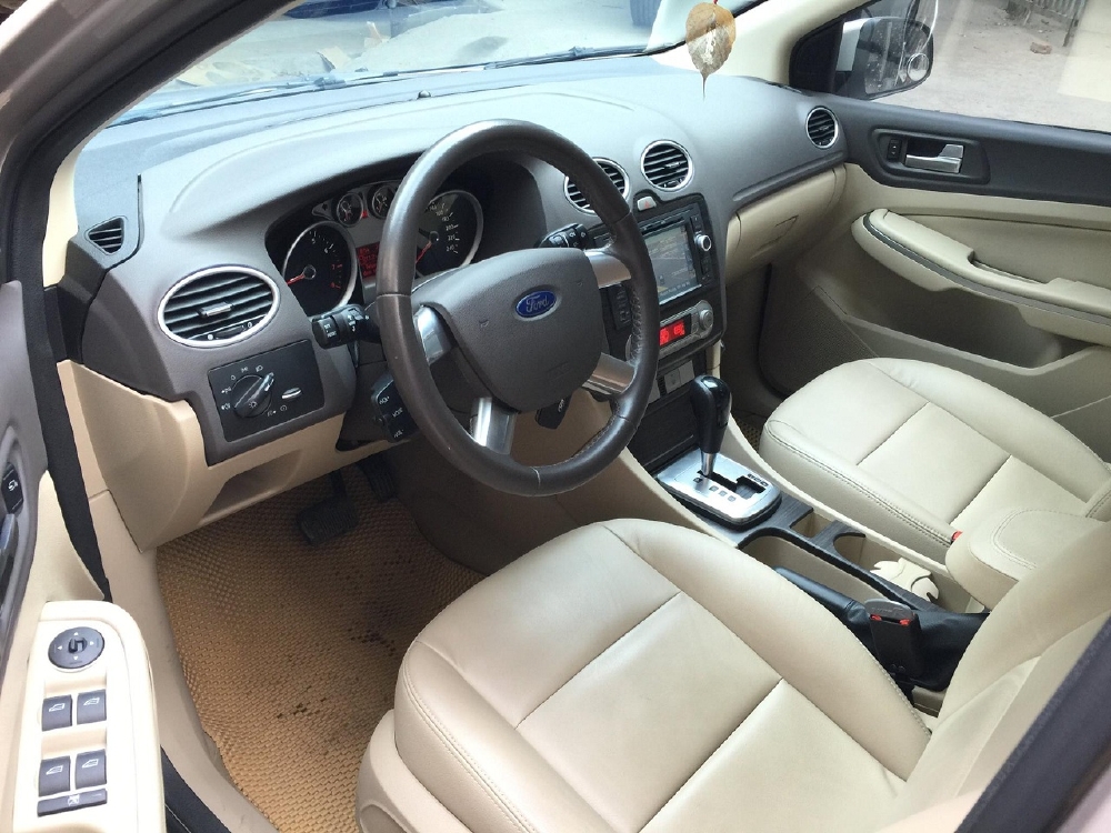 Bán Ford Focus 2012 tự động bản 2.0 màu ghi vàng xe rất đẹp.