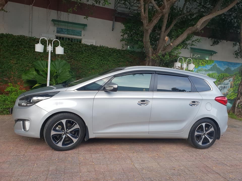 Bán xe Rondo 2017, số tự động, máy dầu, màu bạc nhà sử dụng gia đình
