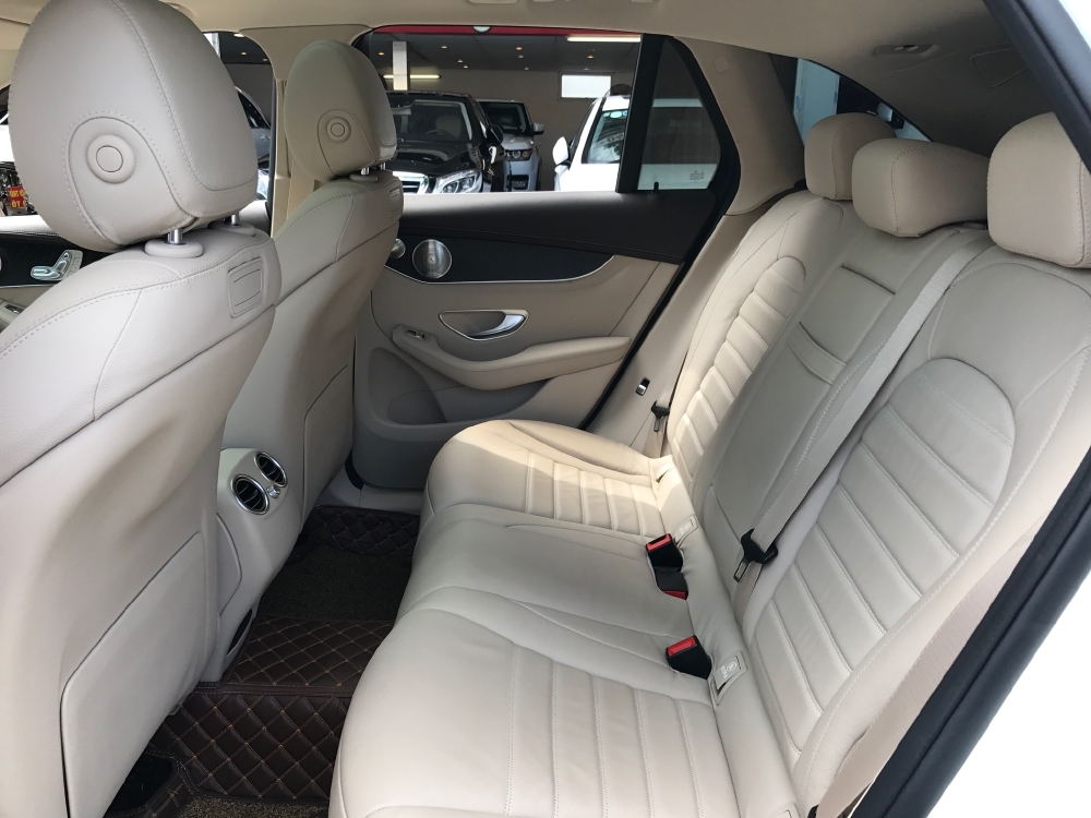 GLC300 model 2017 trắng