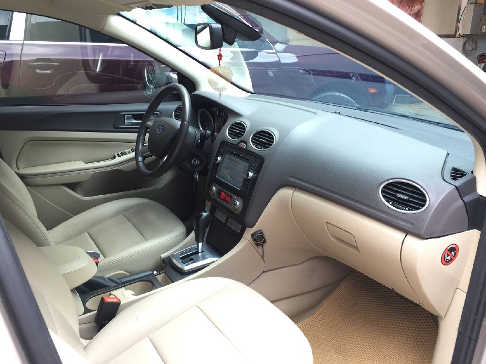 Bán Ford Focus 2012 tự động bản 2.0 màu ghi vàng xe rất đẹp.