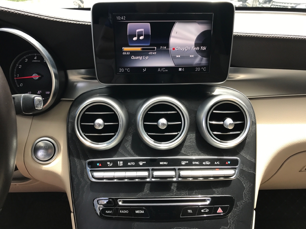 GLC300 model 2017 trắng