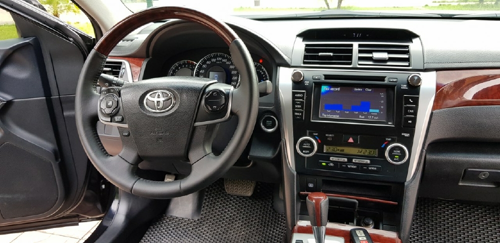 Bán Toyota Camry 2.5Q màu đen 2014