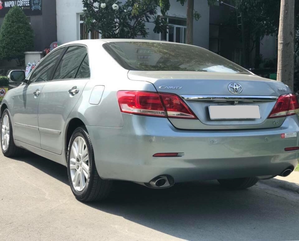 Nhà kẹt tiền bán Toyota Camry 3.5q 2010 số tự động bản full,