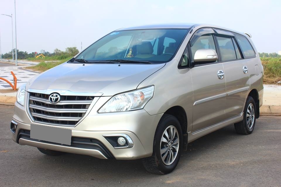 Bán Toyota Innova số sàn 2015 Vàng kim xe chính chủ.