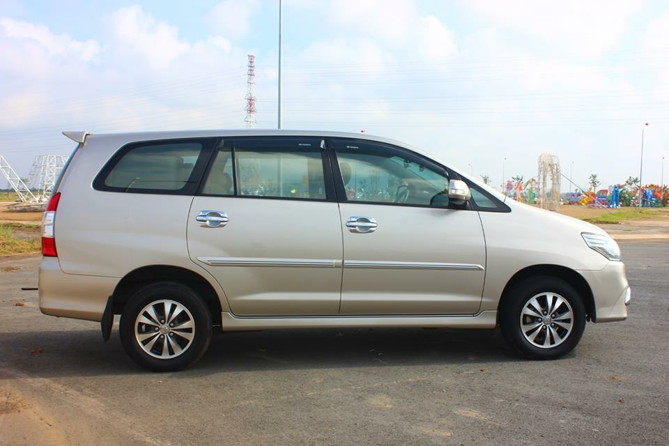 Bán Toyota Innova số sàn 2015 Vàng kim xe chính chủ.