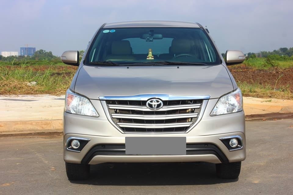 Bán Toyota Innova số sàn 2015 Vàng kim xe chính chủ.