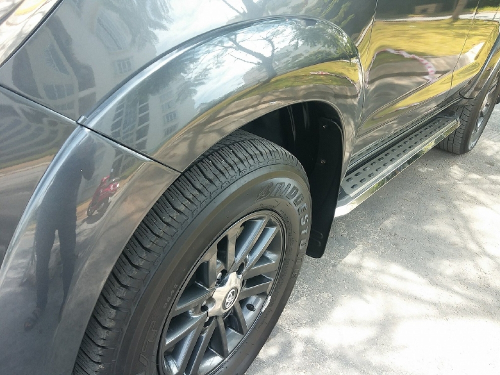 Cần bán xe Toyota Fortuner 2015 mt dầu màu xám chì zin