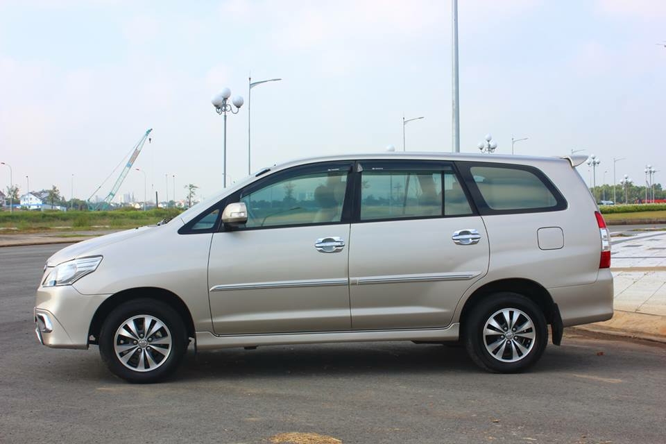 Bán Toyota Innova số sàn 2015 Vàng kim xe chính chủ.