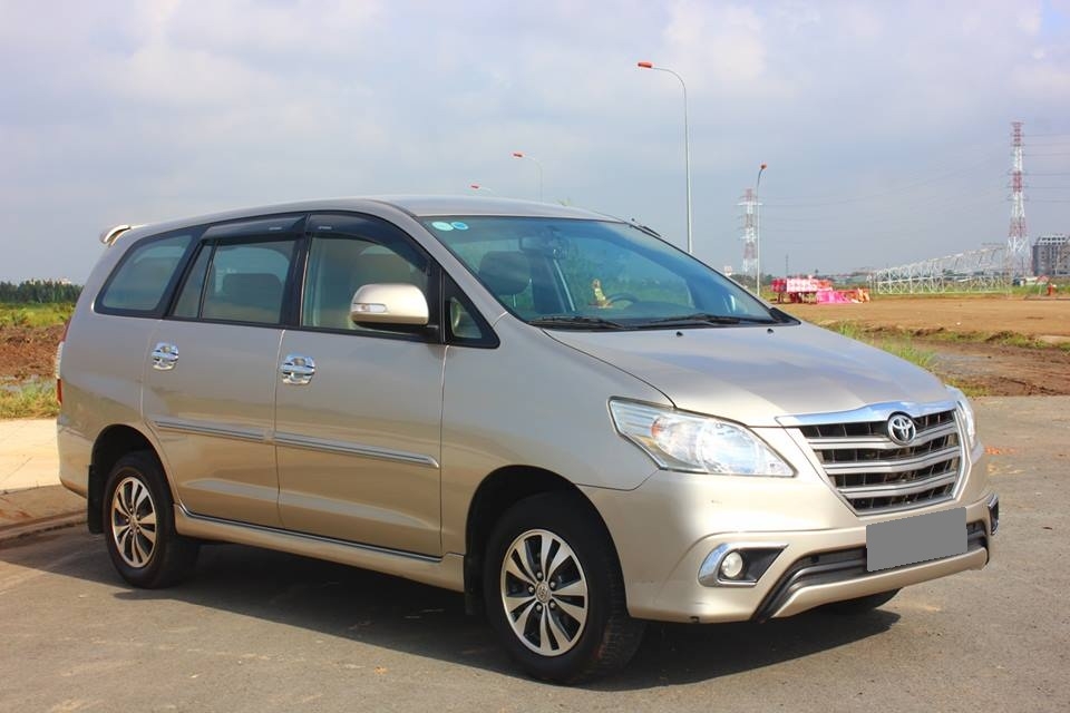 Bán Toyota Innova số sàn 2015 Vàng kim xe chính chủ.