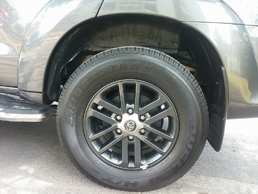 Cần bán xe Toyota Fortuner 2015 mt dầu màu xám chì zin