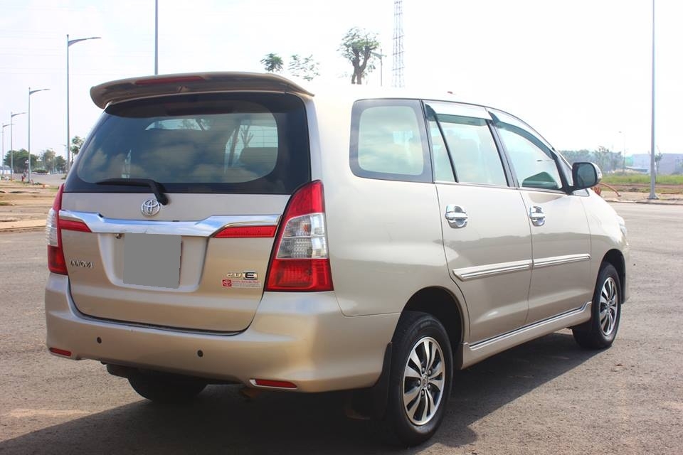 Bán Toyota Innova số sàn 2015 Vàng kim xe chính chủ.